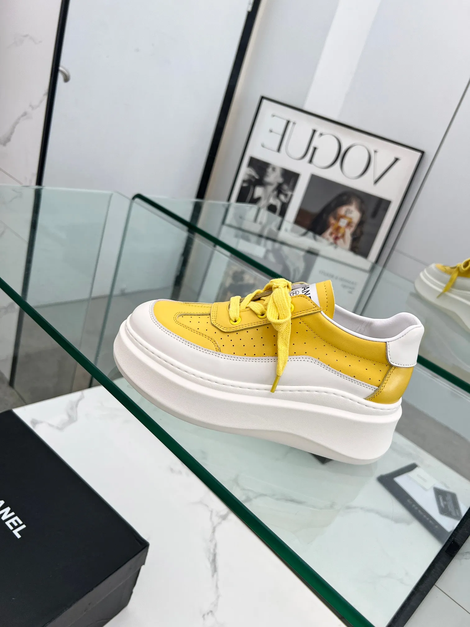 👟👟Ex-factory price 540👟👟 Super popular Chanel Chanel 2024 new casual sports shoes and sneakers. Hard to find at the counter. Super beautiful color. Very versatile. Super comfortable. Full of small fragrance. Classic, durable and versatile. The upper is made of spliced materials, real cowhide, sheepskin lining, original pU+Tpa sole, good resilience. Wear light, white, white and black, white and yellow code number: 35-40